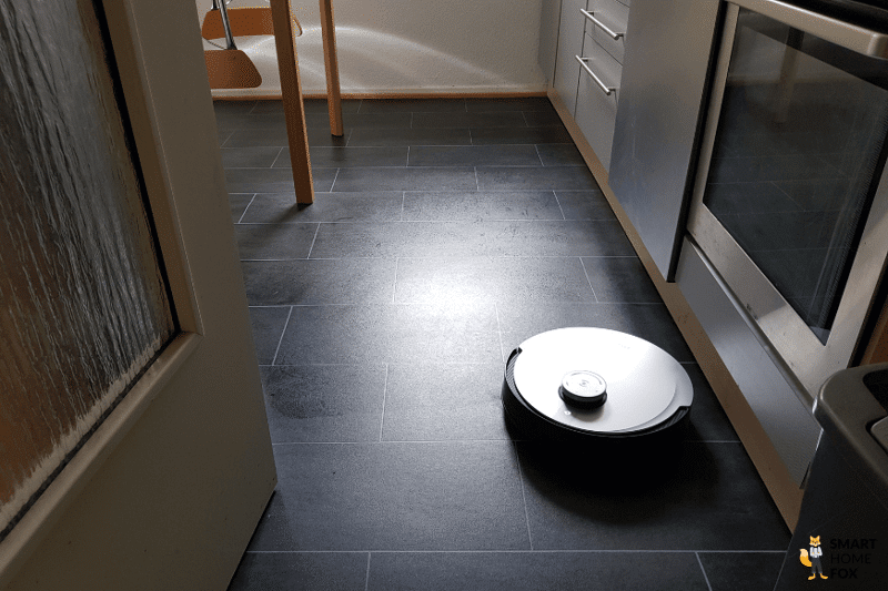Der ECOVACS DEEBOT X1 OMNI wischt im Test den Küchenboden.